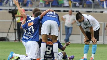 El jugador de Cruzeiro Borges (c) celebra con sus compañeros después de anotar un gol ante Gremio este 10 de noviembre de 2013, durante un partido por la fecha 33 del fútbol brasileño, en el estadio Mineirao, en Belo Horizonte (Brasil). EFE