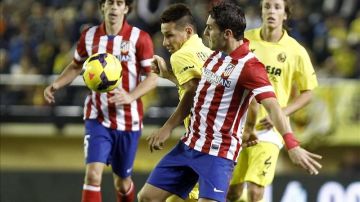 El centrocampista paraguayo del Villarreal Hernán Pérez (i) pelea un balón con el centrocampista del Atlético de Madrid "Koke" Resurrección. EFE