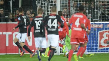 El jugador del Stuttgart Vedad Ibisevic (i) logra el gol del1-0 durante el partido de la Bundesliga que hna jugado SC Freiburg y VfB Stuttgart en el Mage Solar Stadion de Friburgo, Alemania.