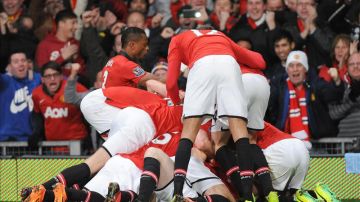 El jugador del Manchester United Robin Van Persie es felicitado por sus compañeros tras marcar el gol de cabeza que supuso el 1-0 en el partido de la Premier League que han jugado Manchester United y Arsenal en Old Trafford, en Manchester, Reino Unido.