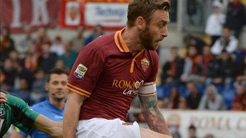 El jugador del AS Roma Daniele De Rossi, en acción durante el partido de la Serie A que han jugado AS Roma y US Sassuolo en el Olímpico de Roma, Italia.