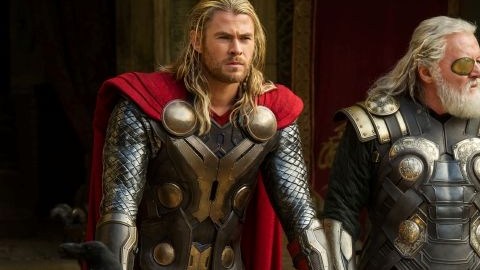 Chris Hemsworth (izq.), y Anthony Hopkins en una escena de "Thor: The Dark World."