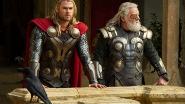 Chris Hemsworth (izq.), y Anthony Hopkins en una escena de "Thor: The Dark World."