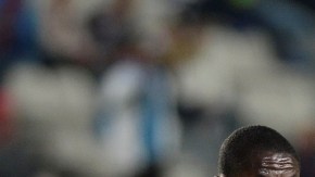 Wilberto Cosme, autor del gol de la victoria de Gallos Blancos, conduce el balón en la cancha del Estadio Hidalgo.