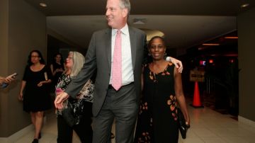 El alcalde electo de Nueva York, Bill de Blasio a su llegada a la recepción de 'Somos el Futuro' es saludado por la concejal Melissa Mark-Viverito y el condejal Ydanis Rodríguez, entre otros.