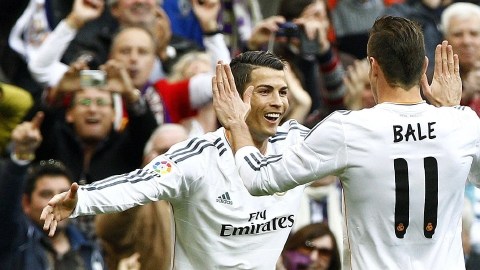 Cristiano Ronaldo (i), delantero del Real Madrid, celebra con su compañero galés Gareth Bale, uno de los tres goles que  marcó a la Real Sociedad, en partido disputado ayer en el estadio Santiago Bernabéu.