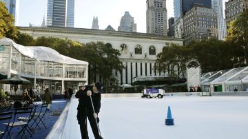 La balacera y subsiguiente investigación policial obligaron a cerrar por varias hora la popular pista de patinaje sobre hielo del Bryant Park, ubicada en la calle 42 en Manhattan.