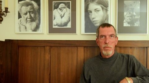 James Brady halló $850 cuando no tenía en donde vivir y entregó el dinero a las autoridades.