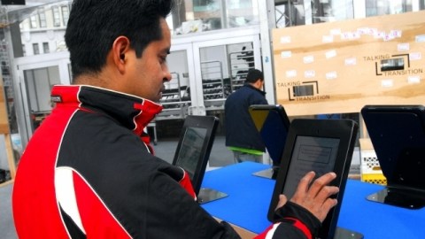 Emmanuel Mendoza participa en la iniciativa 'Talking Transition' en Manhattan pidiendo mejoras para Nueva York.