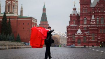 La protesta del hombre ocurrió en los adoquines de la Plaza Roja de Moscú.