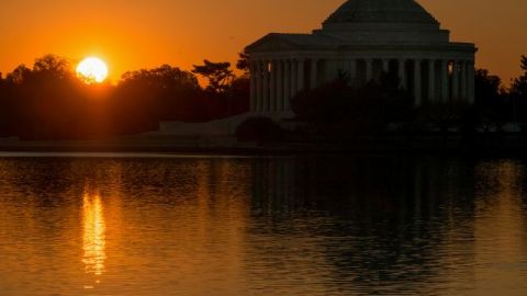 El sol se levanta sobre el horizonte cerca del Monumento a Jefferson en Washington, en el comienzo de un día en el Capitolio de la nación.
