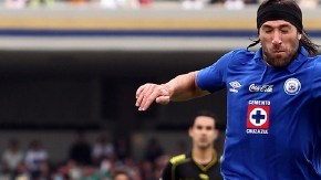 Pavone (izq.), autor del primer gol sobre Pumas, conduce el balón ante Luis Fernando Quintana, ayer en CU.