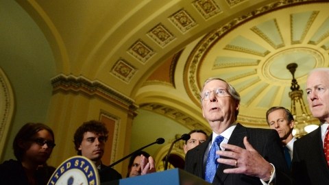 El líder republicano  del senado,  Mitch McConnell (centro), habla durante una conferencia de prensa junto al senador republicano por Texas John Cornyn (der.).