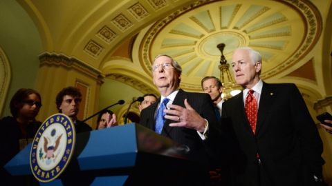 El líder republicano  del senado,  Mitch McConnell (centro), habla durante una conferencia de prensa junto al senador republicano por Texas John Cornyn (der.).