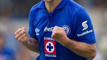 Christian Giménez celebra un gol de Cruz Azul ante Pumas.