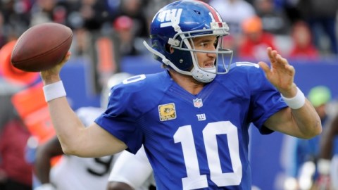 No tuvo un buen juego el mariscal de campo Eli Manning pero los Giants se las ingeniaron para vencer a Oakland.