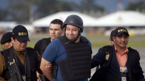 Roberto Barreda de León (c), el prófugo buscado por la desaparición de su esposa Cristina Siekavizza y del secuestro de sus dos hijos menores, es conducido por agentes del Departamento Especializado en Investigación a la llegada a Guatemala.