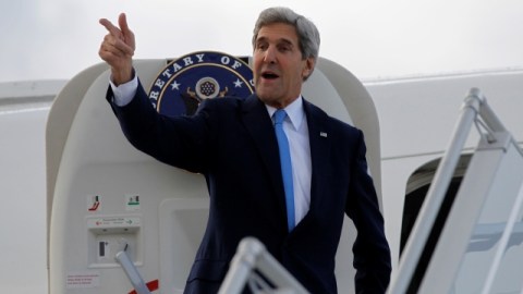 El secretario de Estado John Kerry aborda su avión en Ginebra, Suiza, tras el fracaso de las negociacones con Irán.