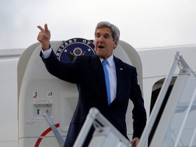 El secretario de Estado John Kerry aborda su avión en Ginebra, Suiza, tras el fracaso de las negociacones con Irán.