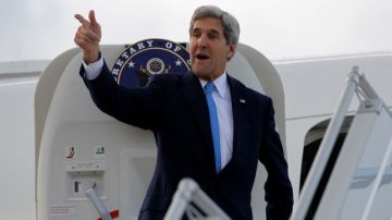 El secretario de Estado John Kerry aborda su avión en Ginebra, Suiza, tras el fracaso de las negociacones con Irán.