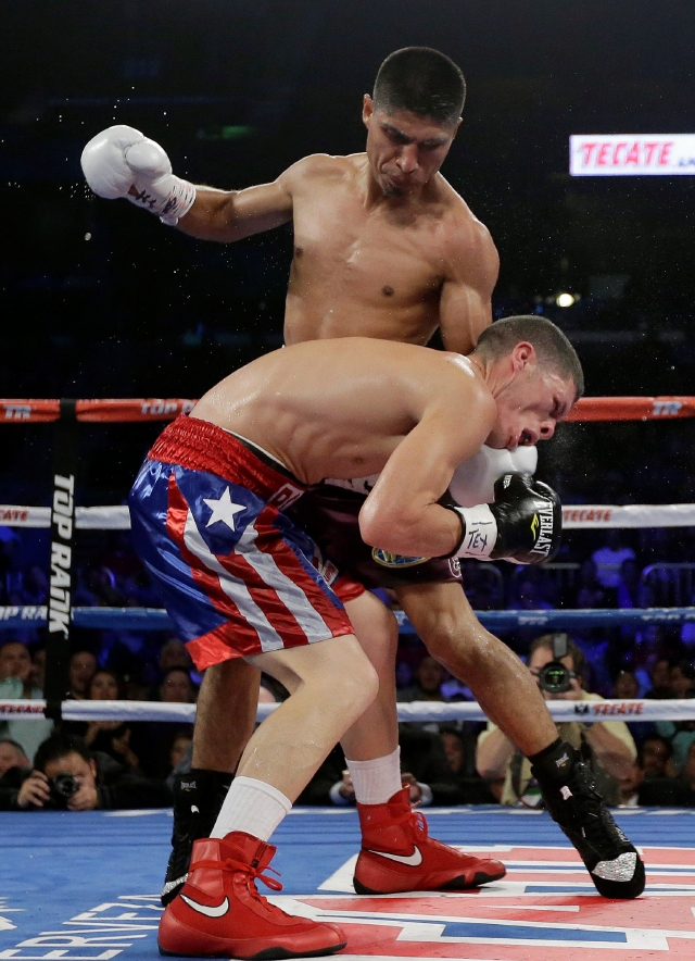 El boricua Román 'Rocky' Martínez recibe el castigo que le propinó el boxeador de origen mexicano Mikey García.