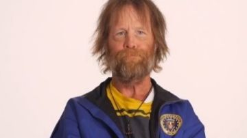 El veterano Jim Wolf, un hombre alcohólico y que vivía en la calle, fue el protagonista del video.