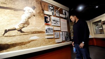 El inducido al Salón de la Fama Barry Larkin observa una exposición sobre Jackie Robinson en el Museo de Cooperstown.