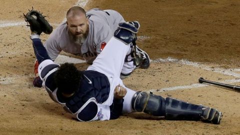 David Ross de los Medias Rojas mira al catcher de los Tigres de Detroit Alex Avila tras chocar en el plato.