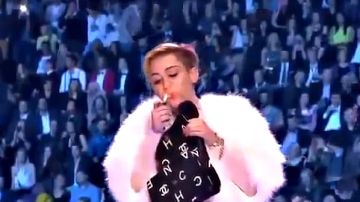 Miley Cyrus encendió lo que aparentaba ser un cigarro de marihuana, algo que alegadamente estaba prohibido en la sala donde se realizó la ceremonia.