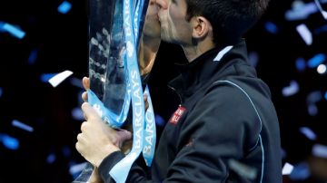 El serbio Novak Djokovic besa el trofeo de la Copa de Maestros, tras vencer en la final al español Rafael Nadal en dos sets corridos.
