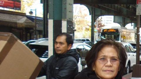 Iluminada Laurino, a la derecha, y su hermana Aurelia Rice se encuentran angustiadas por no saber de sus familiares en Ormoc City.