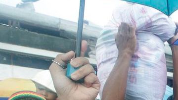 Mayormente mujeres, en Taclobán, hicieron lo imposible por alcanzar aunque fuera una de las golosinas que repartió uno de los militares.