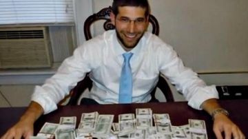Noah Muroff frente al dinero que encontró dentro del escritorio por el cual pagó $150.
