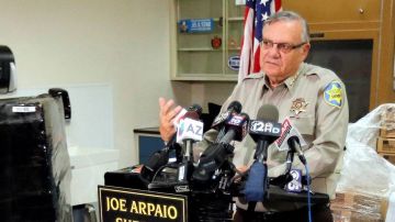 El alguacil Joe Arpaio ha implementado varias medidas polémicas en su jurisdicción, muchas que afectan a los inmigrantes indocumentados.