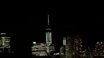 En las noches, la torre puede ser vista desde distintos lugares en NYC y NJ, gracias a que su aguja fue encendida.