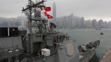 El barco militar de EEUU, el USS Antietam (CG-54), se prepara en el puerto de Hong Kong para salir hacia Filipinas cargando parte de la ayuda que suministrará el gobierno estadounidense a los afectados por el tifón Haiyan