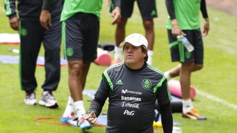 El técnico Miguel Herrera (al frente) no tiene ninguna duda de que el Tricolor ganará hoy el primer partido de la repesca a los 'All Whites'.