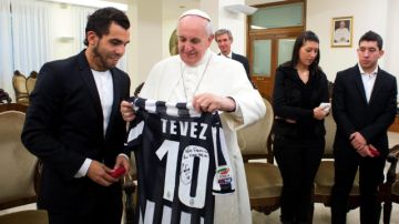 Carlos Tévez entrega la camiseta de la Juventus al  Papa Francisco durante una audiencia privada efectuada ayer.