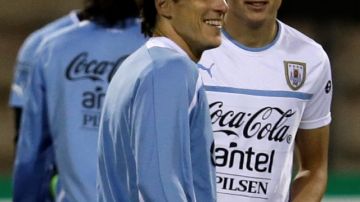 Diego Forlán observa divertido el balón durante la práctica de reconocimiento uruguayo en el Estadio Internacional de Amán.