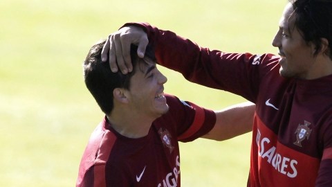 Josué (izq.) y Bruno Alves bromean en una sesión del entrenamiento en Obidos, Portugal, de cara a la repesca ante Suecia.