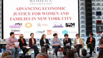 Rossana Rosado (izq.), Publisher Emeritus de El Diario/La Prensa discute junto a un panel los desafíos que enfrentan las mujeres en lograr una vida económicamente estable, segura y saludable.