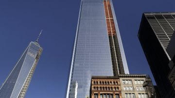 El Four World Trade Center, de 72 pisos de altura, colinda por el sureste con el Memorial 9/11.