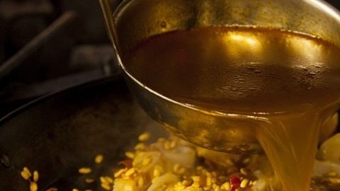 El caldo es esencial para una exquisita paella.