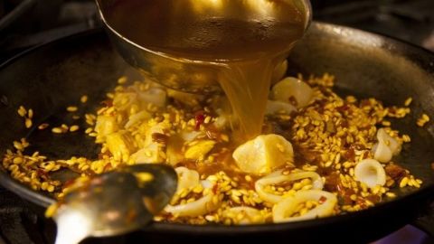El caldo es esencial para una exquisita paella.