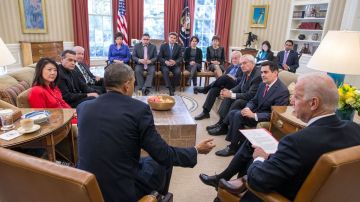 El presidente Barack Obama y el viceresident Joe Biden sostienen una reunión con líderes religiosos en la Oficina Oval de la Casa Blanca, para tratar el tema de la reforma migratoria.