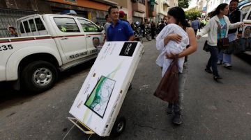 Luego de que el presidente Maduro ordenara "precios justos", escenas como la que muestra la foto son comunes en Caracas, Venezuela.