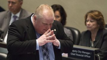 El alcalde de Toronto, Rob Ford, defiende su permanencia en el puesto a capa y espada.