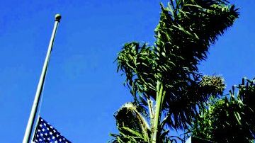 La bandera flota a media asta en Camp Pendleton, en San Diego, California.