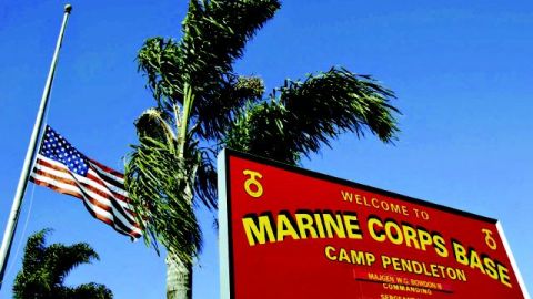 La bandera flota a media asta en Camp Pendleton, en San Diego, California.