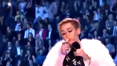 Miley Cyrus encendió un cigarro de marihuana sin estar permitido en la sala donde se realizaba la ceremonia.